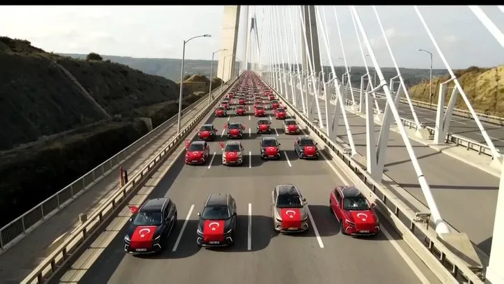 Binlerce Togg T10X 100. yıla özel konvoy yaptı! Yavuz Sultan Selim Köprüsü’nden geçtiler