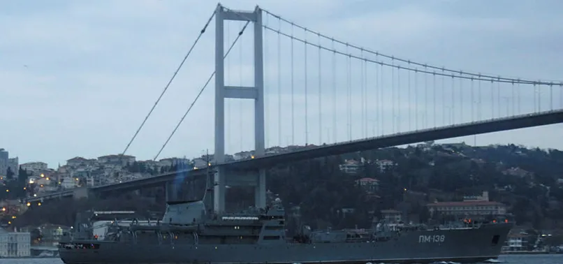 Rus savaş gemisi İstanbul Boğazı'ndan geçti