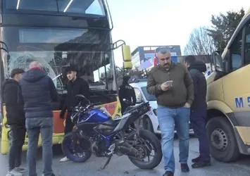 İETT motosiklete çarptı! 2 genç yaralandı