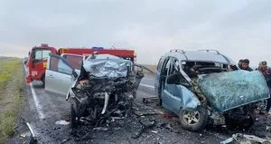 Feci kaza! Kamyonetler kafa kafaya çarpıştı