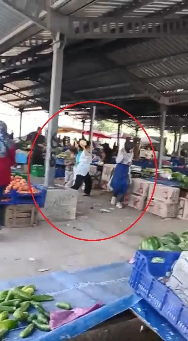 kastamonuda-akilalmaz-olay-kadinlarin-kavgasinda-sebze-ve-meyveler-havada-ucustu-1661607579715.jpg Kastamonu’da akılalmaz olay! Kadınların kavgasında sebze ve meyveler havada uçuştu - 2