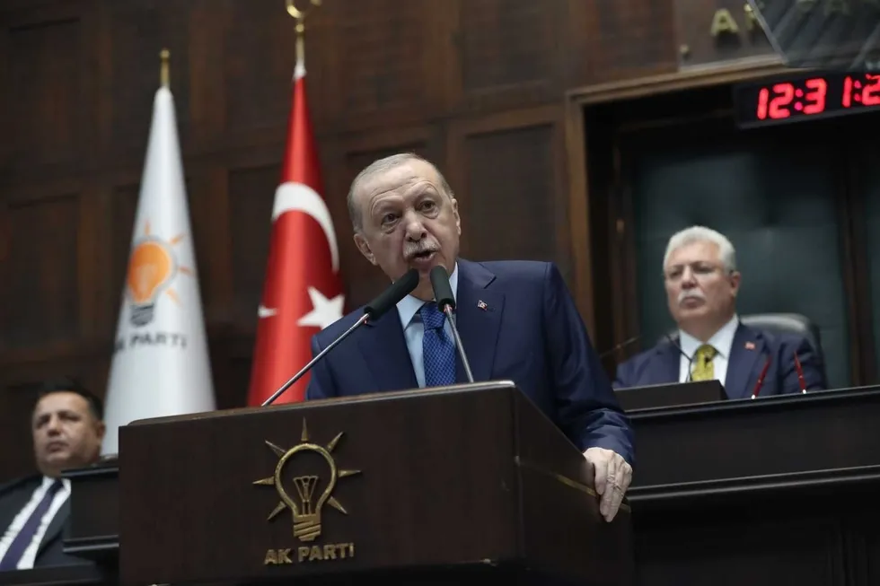 1785822977119.jpeg Kararsız seçmenlerin dağıtılmasıyla oluşan tabloda AK Parti zirvedeki yerini korudu. (AA)