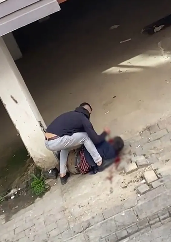 aydinda-kan-donduran-goruntu-yere-yatirdigi-adami-once-dovdu-sonra-kulagindan-bicakladi-1677562531584.jpg