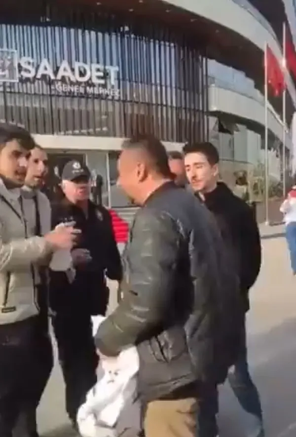 6li-koalisyon-isi-demokrasi-kemal-kilicdaroglunu-protesto-eden-genclere-mudahale-1677774248932.jpg 6'lı koalisyon işi ifade özgürlüğü! Kemal Kılıçdaroğlu'nu protesto eden gençlere müdahale - 1