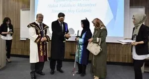 Görme engelli öğrencinin annesi de fahri diploma!