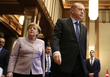 Merkel'den Türkiye'ye karşılıksız çek
