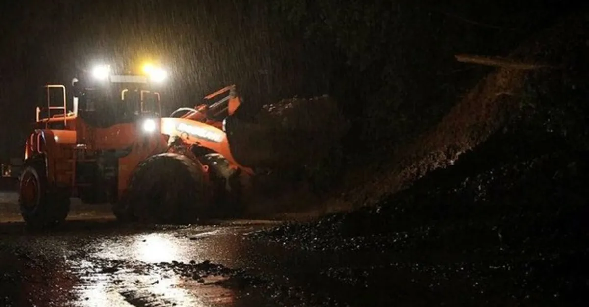Rize'de heyelan! Yollar ulaşıma kapandı...