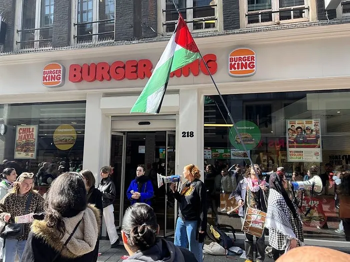 Hollanda’da Burger King şubeleri önünde katil İsrail’e protesto! Soykırımı fonlama | Bu kurum soykırımın suç ortağı
