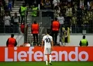 Almanlar Mesut Özile yabancı madde fırlattı