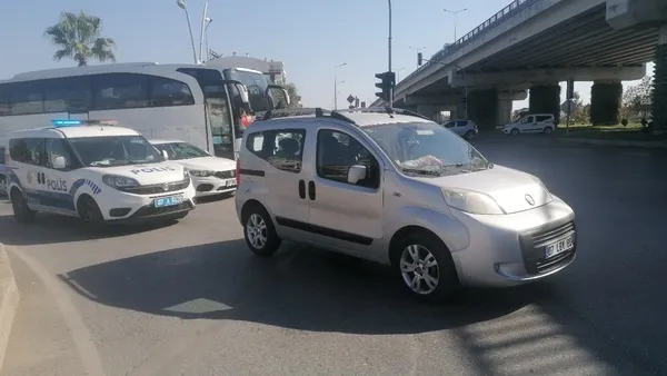 antalyada-ilginc-olay-aracini-yol-ortasinda-birakip-baska-araca-binip-gitti-1667656105655.jpg Antalya’da ilginç olay! Aracını yol ortasında bırakıp başka araca binip gitti - 2