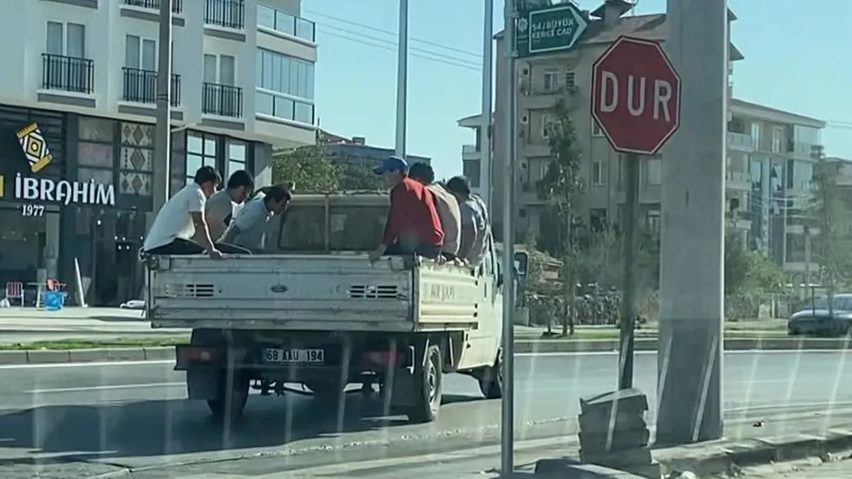 Kamyonet kasasında tehlikeli yolculuk yapan 6 kişi böyle görüntülendi