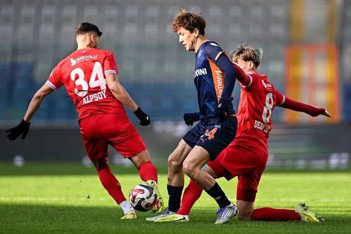 basaksehri-kendi-sahasindan-galibiyetle-ayrildi-turuncu-lacivertli-takim-puanini-3e-cikardi-1768315915626.jpg FOTOĞRAF: AA