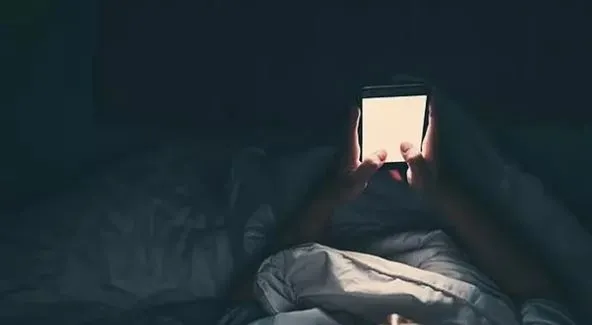akilli-telefonlar-konusunda-flas-uyari-bagimlilik-yapiyor-1614791058583.jpg