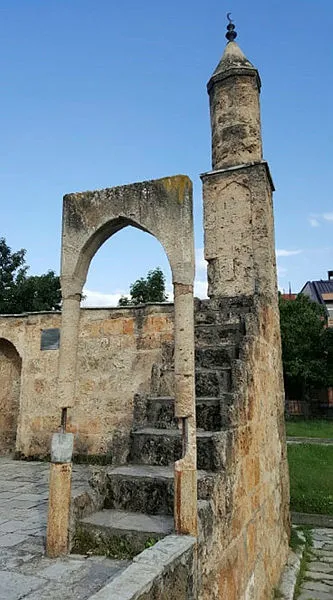 Kosova'da 564 yıllık tarihi camiye çirkin saldırı - 1