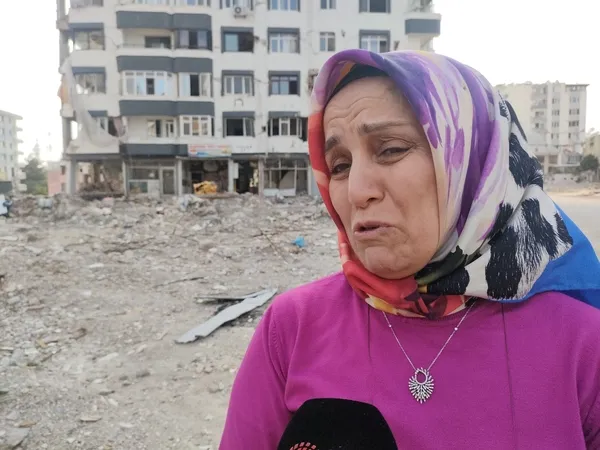 her-gun-geldigi-enkaz-bolgesinde-komsulari-ve-arkadaslari-icin-gozyasi-dokuyor-komsularim-halkimiz-yasasaydi-d-1684226351597.jpg Her gün geldiği enkaz bölgesinde, komşuları ve arkadaşları için gözyaşı döküyor: Komşularım, halkımız yaşasaydı da...