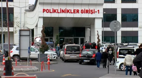 istanbuldaki-hastanede-dehset-olay-guvenlik-gorevlilerini-bicakladi-1665735602100.jpg İstanbul'da motokurye dehşeti! Bıçaklanan güvenlik görevlileri için basın açıklaması - 1