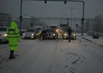 O yol kar nedeniyle ulaşıma kapandı!