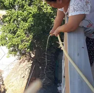 Yangına balkondan ilginç müdahale