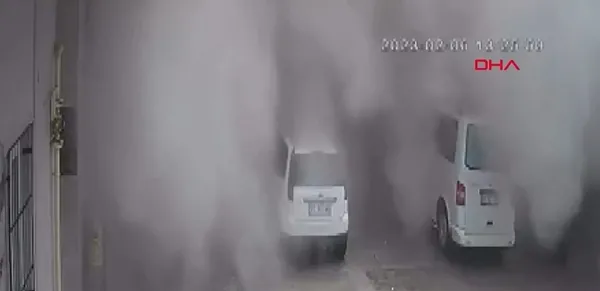 1675884326994.jpg Depreme ilişkin yeni görüntü! Bir anda tuzla buz oldu! Caddeden geçen otomobiller binanın altında kaldı... - 5
