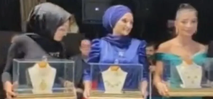 Erzincan’da ilginç görüntüler! Geline takılan takılar cam kutuda taşındı