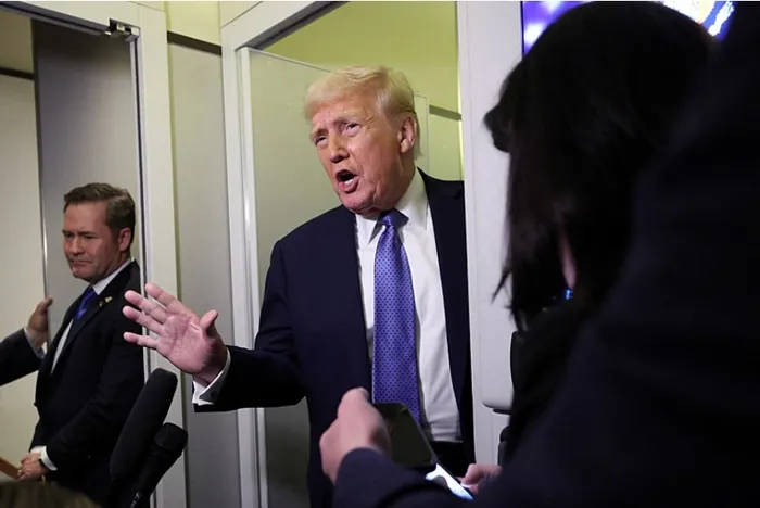 abdde-buyuk-guvenlik-acigi-ulusal-guvenlik-danismani-waltzdan-bir-skandal-daha-askeri-bilgileri-sahsi-e-posta-1743575490992.jpg ABD Başkanı Donald Trump ve Mike Waltz uçağında gazetecilerin sorularını yanıtlarken (AFP)