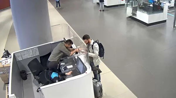 Sahte pasaportla Türkiye'ye girmeye çalışırken yakalandı! Havalimanında gözaltına alındı - 2