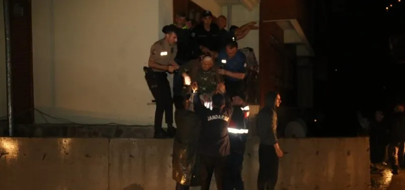 Rize'de şiddetli yağış istinat duvarının çökmesine neden dolu! 20 daireli apartman tahliye edildi