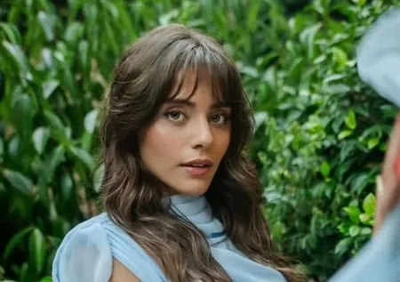 Sıla Türkoğlu tatil pozlarıyla sosyal medyayı salladı! 