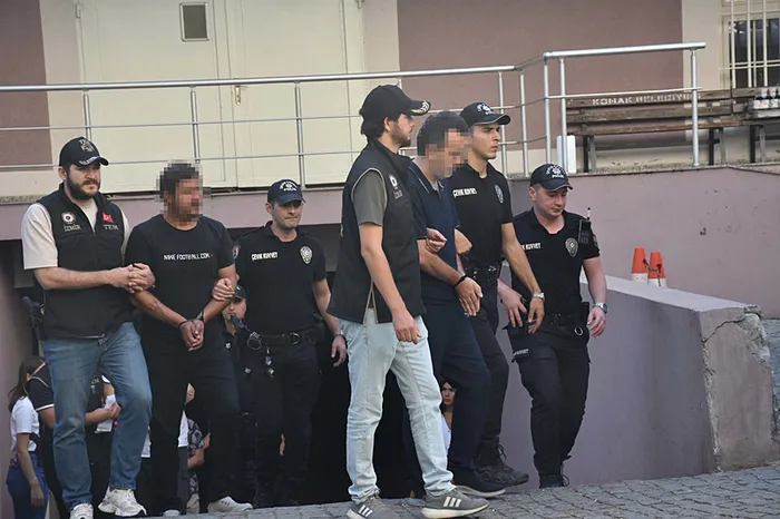 izmirde-polis-merkezine-saldiriyla-ilgili-gozaltina-alinan-supheliler-adliyeye-sevk-edildi-1757671581705.jpeg Polis merkezine saldırıyla ilgili gözaltındaki şüpheliler adliyeye sevk edildi