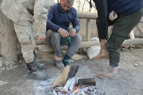 Elazığ'da Mehmetçik çorabını çıkartıp depremzedeye giydirdi - 1
