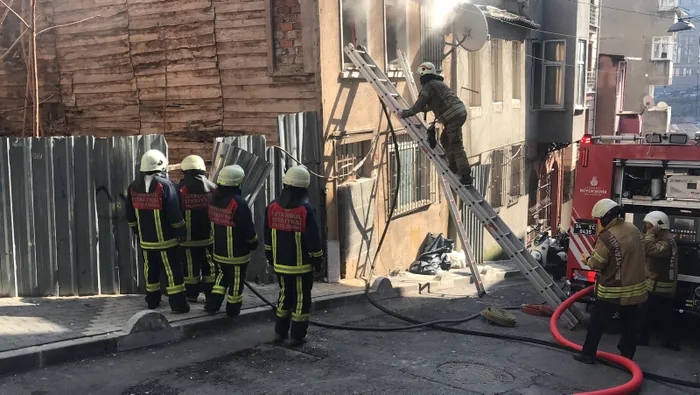 Son dakika: Beyoğlu'nda 2 katlı binada yangın - 5