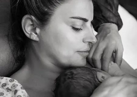 Ece Vahapoğlu oğlu Efe’yi kucağına aldı! Doğumdan sonra ilk fotoğrafını paylaştı