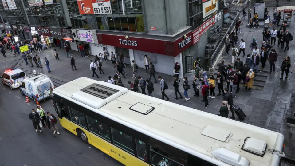 İstanbulluların çilesi sürüyor! Trafikte ve toplu taşımada yoğunluk: Uzun yolcu kuyruğu oluştu