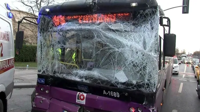 Son dakika: Zeytinburnu'nda İETT otobüsleri çarpıştı - 2