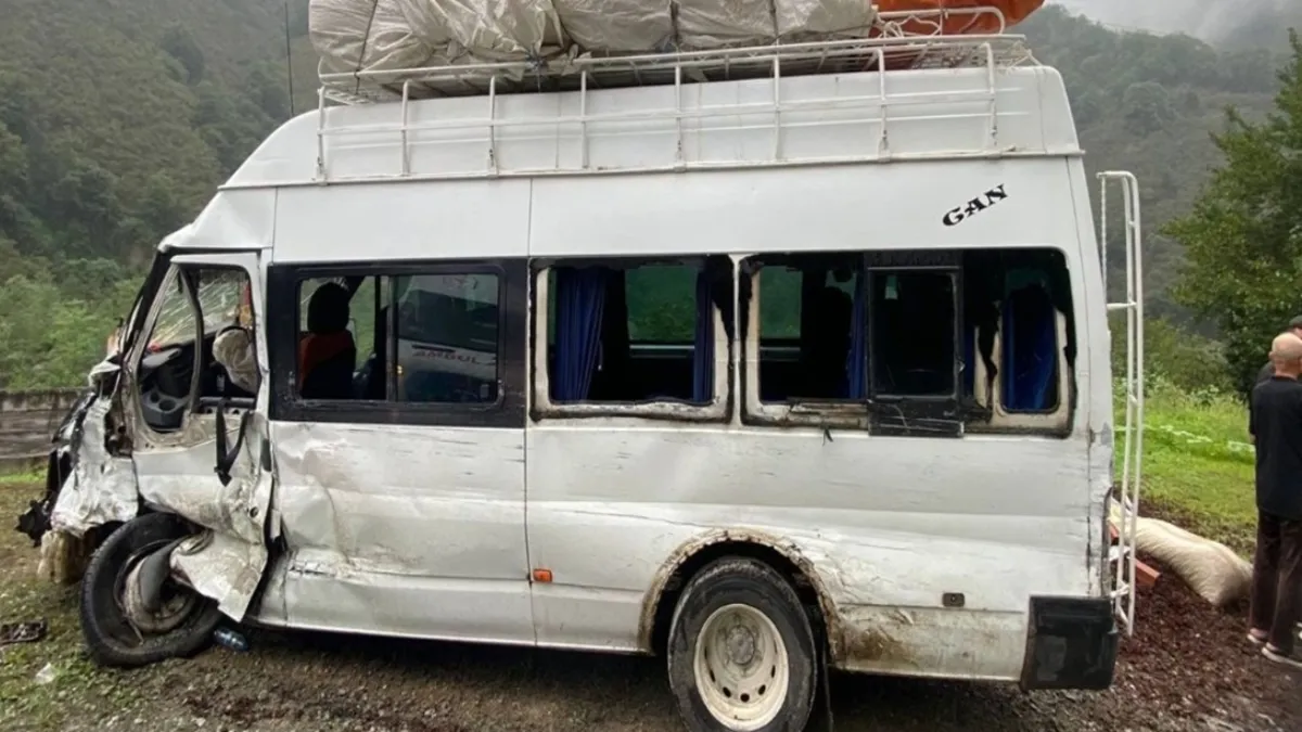 Giresun'da 2 minibüs kafa kafaya çarpıştı: 10 işçi yaralandı