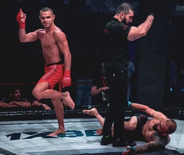 kaan-kazgan-kimdir-savas-cebeciye-meydan-okuyan-kaan-kazgan-boyu-ve-kilo-kac-1695099170127.jpeg Kaan Kazgan kimdir? Savaş Cebeci'ye meydan okuyan Kaan Kazgan boyu ve kilosu kaç? - 1