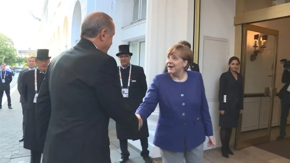 Merkel Erdoğan'ı kapıda karşıladı