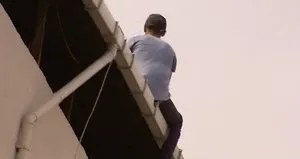 Bağımlı genç çatıya çıkarak bakın ne yaptı!