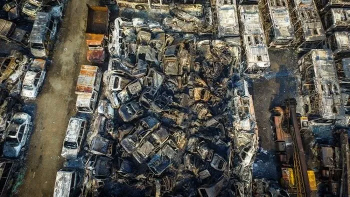 Binlerce otomobil yandı, kül oldu!