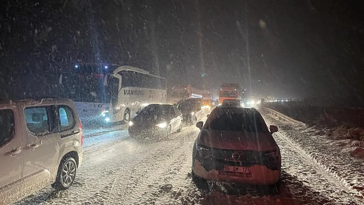 Kar hayatı felç etti! Kapanan Anadolu Otoyolu tamamen ulaşıma açıldı