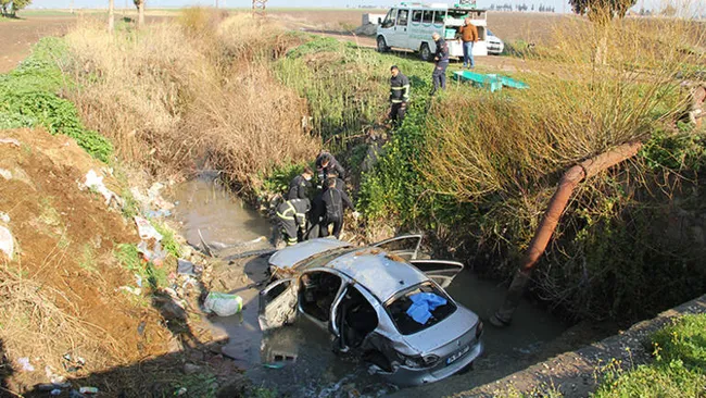 Hatay'da minibüsle çarpışan otomobil dereye devrildi: 3 ölü, 2 yaralı - 2
