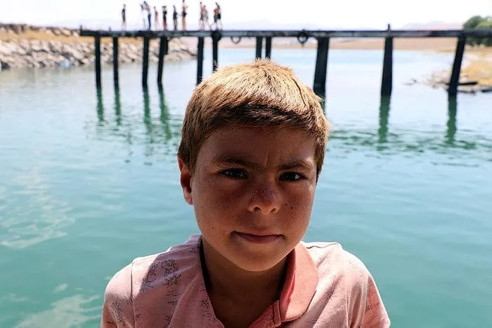 1722946519026.jpeg Van Gölü'nün sodalı yapısı nedeniyle saç renklerinde güneşin etkisiyle açılma yaşanıyor