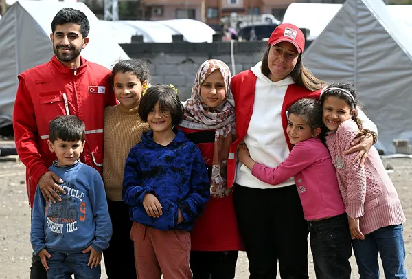 kizilay-asrin-felaketinin-yaralarini-sarmaya-devam-ediyor-48-bin-411-personel-gorev-basinda-1679296143967.jpg Kızılay asrın felaketinin yaralarını sarmaya devam ediyor! 48 bin 411 personel görev başında - 7