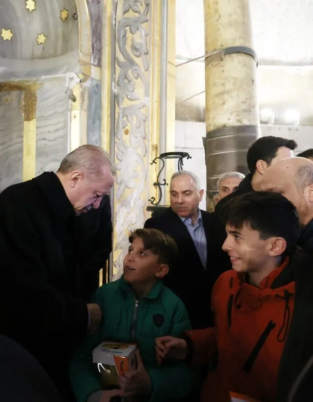 Başkan Erdoğan gazetecilere börek ikram etti