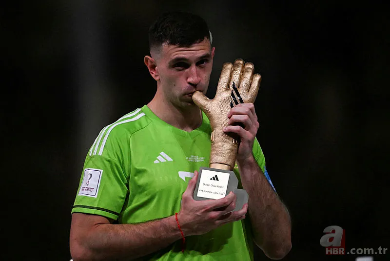 Arjantin'in kalecisi Emiliano Martinez'den büyük tepkiye neden olan bel altı hareket 12