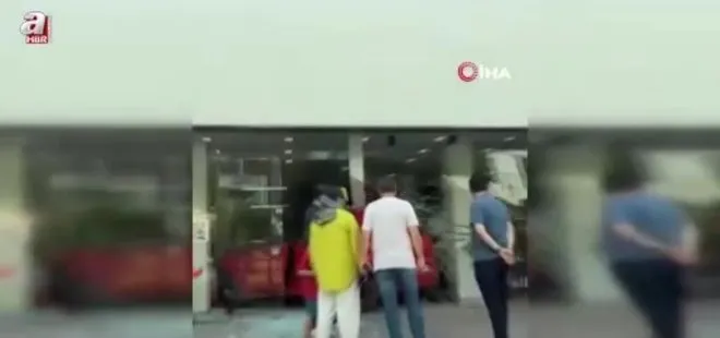 Otomobil mağazaya daldı sürücü kazayı yara almadan atlattı
