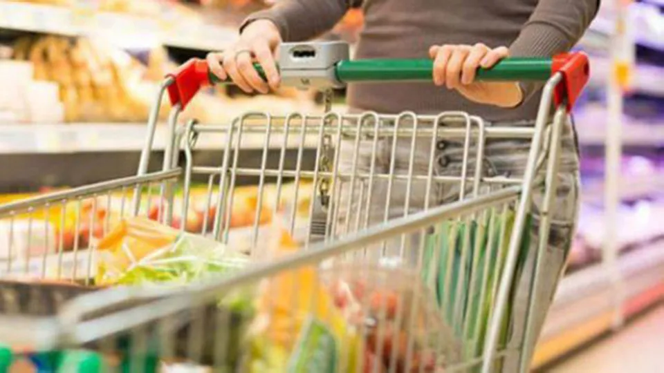 Vatandaşı kandıran zincir marketlere ceza yağdı! Broşürde farklı rafta farklı fiyat