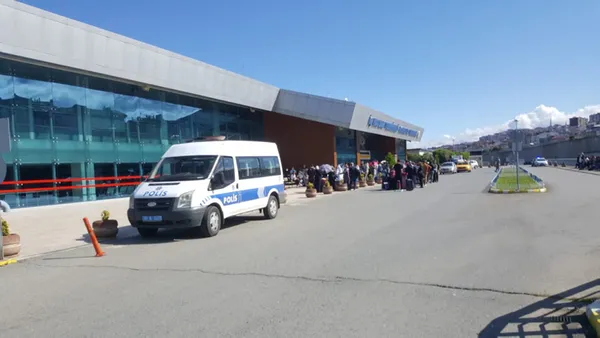 Son dakika: Trabzon Havalimanı'nda hareketli saatler! Cezire Havayolları'na ait uçakta bomba ihbarı - 1