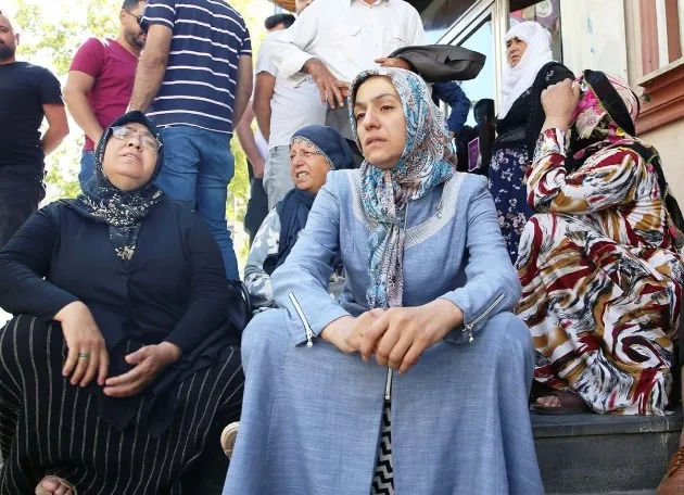 HDP önünde bekleyen annelerden sanatçılara çağrı: Neredesiniz?