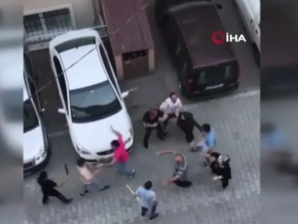 kizinin-sevgilisi-oldugunu-ogrenen-baba-dehset-sacti-genci-tekme-tokat-dovdugu-anlar-kamerada-1658997225665.jpg Kızının sevgilisi olduğunu öğrenen baba dehşet saçtı! Genci tekme tokat dövdüğü anlar kamerada - 3